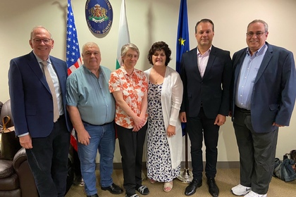 Генералното консулство организира изпращане на фолклорните изпълнители Иван и Цветанка Варимезови, които се прибират в България 